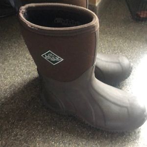 Muck boots youth size 2